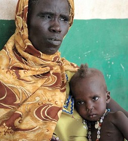 VOA photo: Phuong Tran::Grandmother and child await medical appointment, eastern Chad 