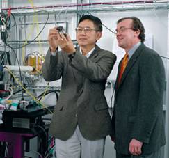 David H. Mao showing a panoramic high-pressure diamond-anvil cell to Murray Gibson