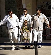 An elderly voter is carried as she returns after voting at a polling booth in New Delhi, India, 07 May 2009