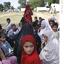 Newly arrived refugees from Pakistan&#39;s troubled areas of in the Swat valley, wait for tents in a camp in Mardan near Peshawar, Pakistan, 06 May 2007