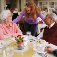 Fotografía de unas personas mayores almorzando en una residencia de atención personalizada