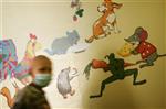 An boy suffering from cancer wears his mask in a children's hospital in Kiev April 4, 2006. REUTERS/Damir Sagolj