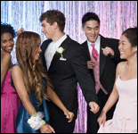 Foto: estudiantes bailando en la fiesta de graduación