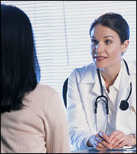 Una mujer hablando con una profesional de la salud