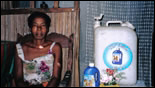Foto: Una mujer con un sistema de agua limpia