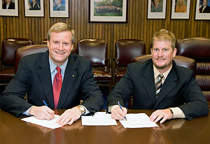 L to R) Edwin G. Foulke, Jr., former-Assistant Secretary, USDOL-OSHA; and Rich Greene, then-Education Director, Laser Institute of America; at the national Alliance renewal signing on August 22, 2007.