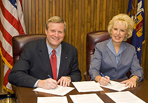 (L to R) Edwin G. Foulke, Jr., former-Assistant Secretary, USDOL-OSHA, and Cynthia L. Brown, ASA's President, sign the national Alliance renewal agreement on August 22, 2007.