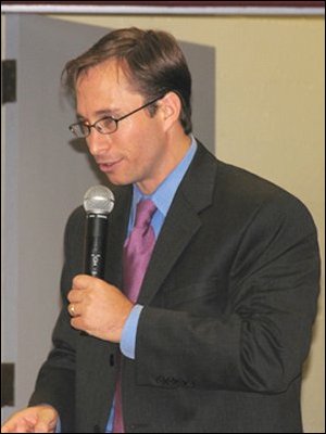 Associate Assistant Deputy Secretary Mike Petrilli addresses attendees at the Kansas City, Kansas, Summer Reading Achievers fall celebration (September 24, 2004).