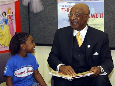 Secretary Paige shares a moment with a young reader at the Boys and Girls Club in Gainesville, Florida.