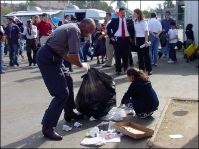 Secretary Paige helping a student clean-up Willard Intermediate Schoolgrounds as part of a National Youth Service Day Event in Orange County, CA.