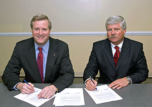 (L to R) Edwin G. Foulke, Jr., former-Assistant Secretary, USDOL-OSHA; and Brad Giles, Vice President, Environmental Safety and Health, Washington Division of URS Corporation; at the national Alliance renewal signing on January 30, 2008.