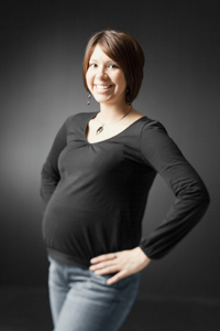 Una foto de una mujer embarazada sonriente