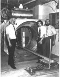 B&W photo of three scientists with the first magnetic resonance scanner in 1977