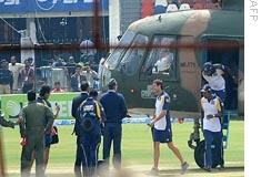 Lahore-Sri Lankan players prepare to board a pakistani military helicopter-March 03-2009