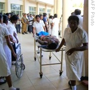 Sri Lankan Tamil civilians wounded in shelling inside the Island&amp;#39;s rebel-held north are brought to a hospital in the government held northern town of Vavuniya, 22 Jan 2009