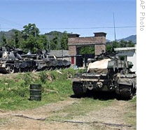 Pakistani forces park their tanks in Lal Qila Maidan after taking over the area from Taliban in Lower Dir, 01 May 2009