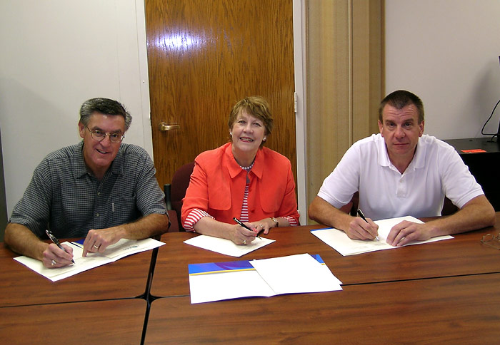 (left to right) Gerard Dhooge, President, Maritime Trades Council; Marte B. Kent, Regional Administrator, OSHA Region I; and Dan Kuhs, Vice President, Maritime Trades Council; sign the Alliance agreement.