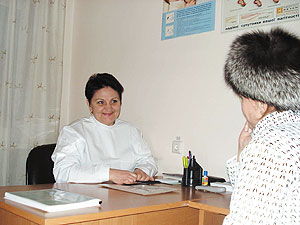 “IAntonina Perepelets counsels a female patient from Zhovkva on family planning methods.