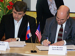 Artur Valiev (left) of Janssen-Cilag Russia (the local subsidiary of Johnson & Johnson) and USAID/Russia Mission Director Leon Waskin signing the partnership agreement at a St. Petersburg drop-in center for street youth.