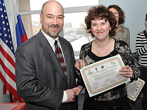 USAID/Russia Mission Director Leon Waskin presents a certificate to Svetlana Lyshenka at the end of the training workshop under USAID’s partnership with GlaxoSmithKline and the American International Health Alliance.