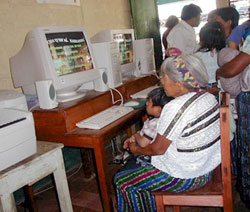 Miembros de la comunidad utilizan las computadoras en la escuela de Cunén, Quiché, Guatemala.