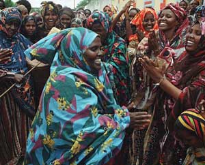 Singers and dancers participate in welcoming ceremony, Bardera, Somalia, April 19, 1998. [© AP Images]