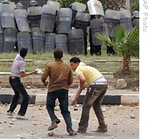 Protesting pig farmers clash with Egyptian riot police in the outskirts of Cairo, 03 May 2009