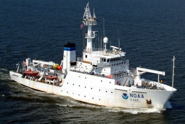 Picture of the NOAA Ship THOMAS JEFFERSON underway.