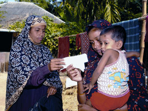 Female village worker with mother and child in Bangladesh. Credit: JSI