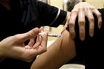 A nurse injects a woman with the flu vaccine at a clinic in central London in this November 22, 2005 file picture. REUTERS/Dylan Martinez/Files
