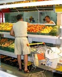 A Rukavychka customer picks fresh
produce.
