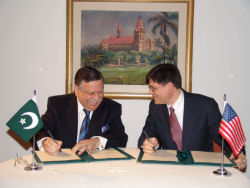 The U.S. Deputy Secretary of State for Management and Resources, Jacob Lew, and the Adviser to the Prime Minister on Finance, Shaukat Tarin, signing a Joint Statement of Collaboration for USAID’s three-year, $24 million, Energy Efficiency and Capacity Building project in Pakistan. Click for larger photo.