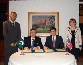 US Deputy Secretary of State for Management & Resources, Jacob Lew, and Adviser to  Prime Minister on Finance, Shaukat Tarin, signed a Joint Statement of Collaboration for USAID’s three-year, $24 million, Energy Efficiency and Capacity Building project.