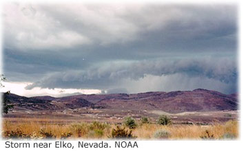 Fotografie (furnizata de NOAA) care prezinta o furtuna in apropiere de Elko, Nevada, SUA. 