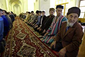 Men pray at Kalan Mosque in Bukhara, Uzbekistan, April 2, 2004. [© AP Images]