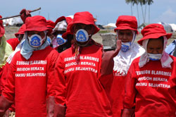 Women work together at the community-based recovery program in Aceh Besar wearing shirts bearing the message: “Beudoh Berata Makmu Sejahtera,” which means “Working Together for Peace and Prosperity.”
