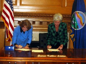 EEOC Chair Cari M. Dominguez and Kansas Governor Kathleen Sebelius Sign Joint Resolution