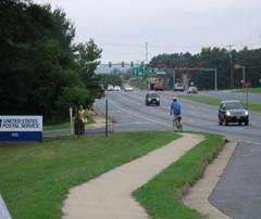 Southern access point to Post Office along designated right-turn lane.