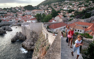 Tourists walk on city wall surrounding Dubrovnik, Croatia, August 10, 2005. [© AP Images]