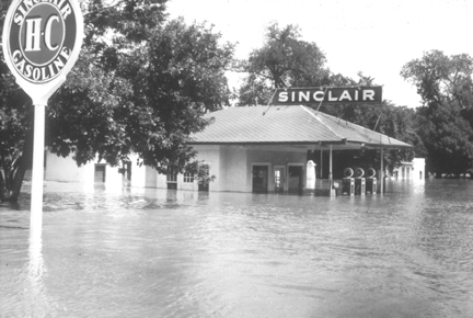 Sinclair filling station 
              underwater in Manhattan (Kansas State Historical Society copy and reuse 
              restrictions apply).