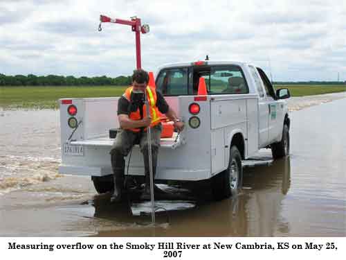 Measuring overflow on the Smoky Hill River at New Cambria on May 25, 2007