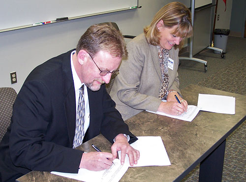 (L to R) Rob Medlock, Area Director, Region V, Cleveland, Ohio Area Office, USDOL-OSHA; and Pam Vizer, Employment Resource Coordinator, Polaris Career Center