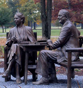 Statue of Franklin and Eleanor Roosevelt at the Wallace Visitor Center