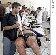 受伤者在巴格达医院接受治疗