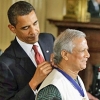 President Obama places the Presidential Medal of Freedom around the neck of Dr. Yunus (© AP Images)