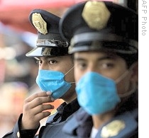 Policemen in Mexico City wear protective masks, 27 Apr 2009