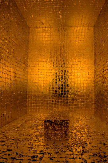 The Death of James Lee Byars, 1982/1994, by James Lee Byars; Gold leaf, crystals, and Plexiglas
Dimensions variable; Vanhaerents Art Collection, Courtesy Marie-Puck Broodthaers, Brussels. © Estate of James Lee Byars; —Photo courtesy of Michael Werner Gallery, New York and Cologne, and the Estate of James Lee Byars