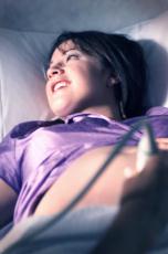 Fotografía de una mujer embarazada recibiendo un ultrasonido