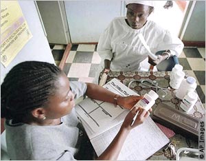 Mme Tope Olorunkoya, une infirmière prépare l'ordonnance de Mme Esther Babalola, une femme atteinte du VIH à Sagamu au Nigéria.