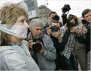 Женщина у Кремля, протестующая против недостаточной свободы СМИ в России